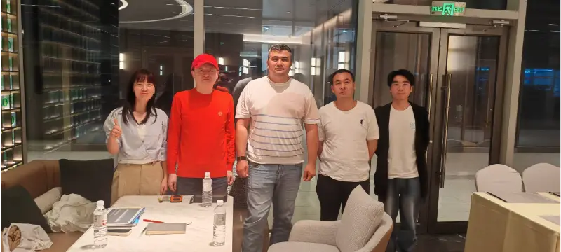 Ліза обговорює бізнес із середньоазіатським клієнтом